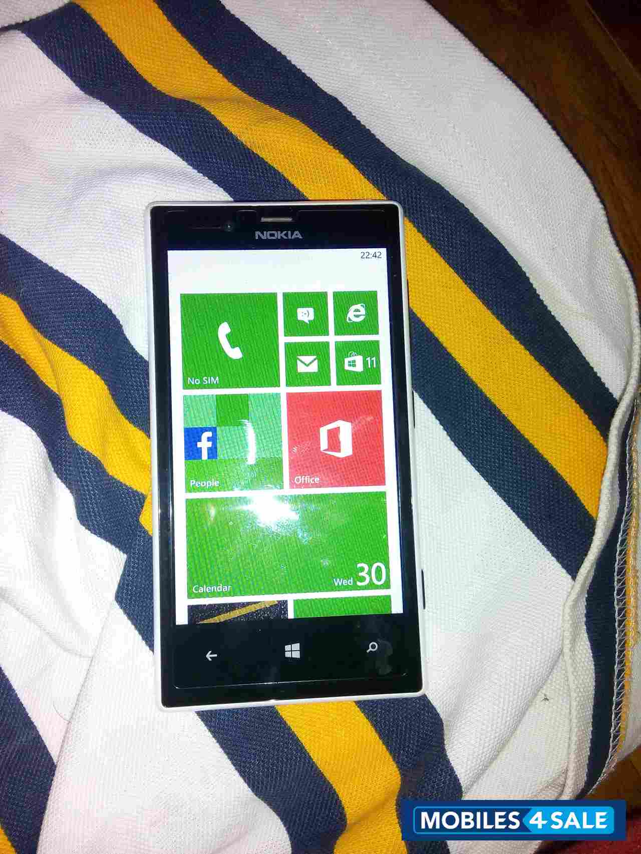 White Nokia Lumia 720