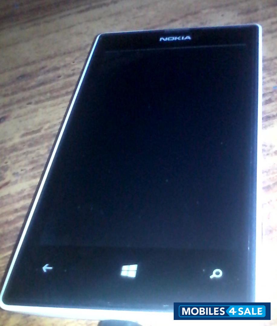 White Nokia Lumia 520