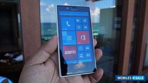 White Nokia Lumia 720