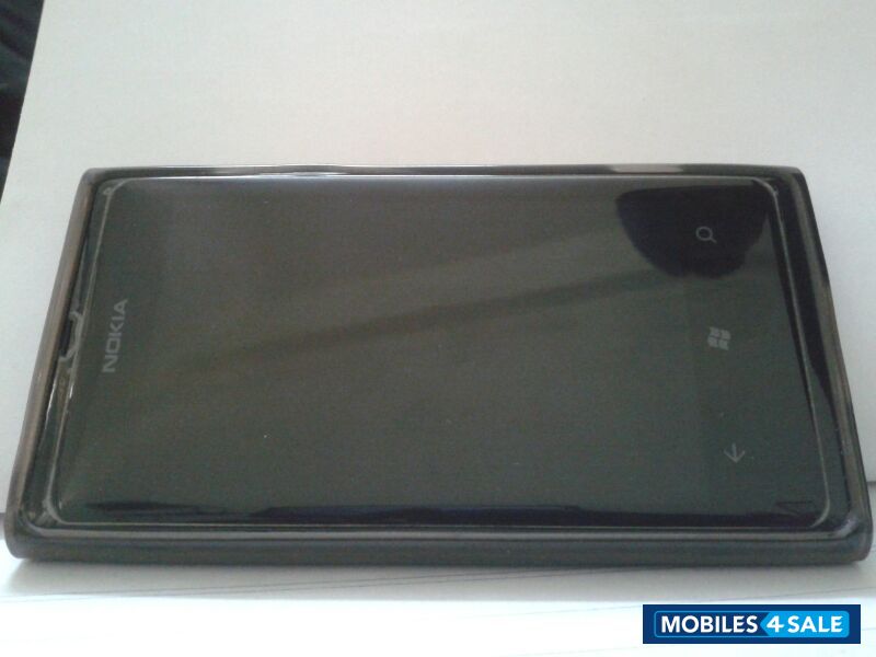 Black Nokia Lumia 800