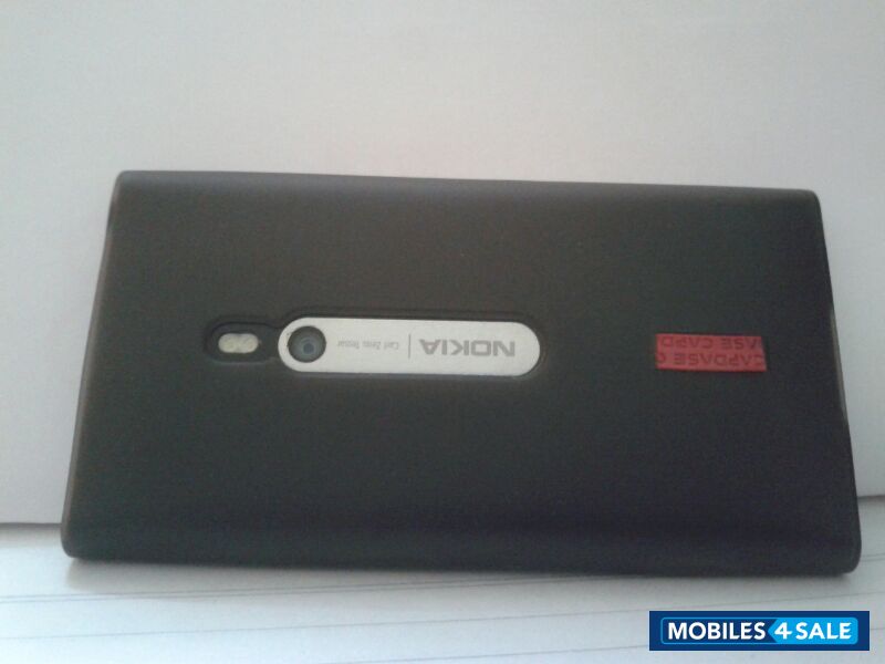 Black Nokia Lumia 800