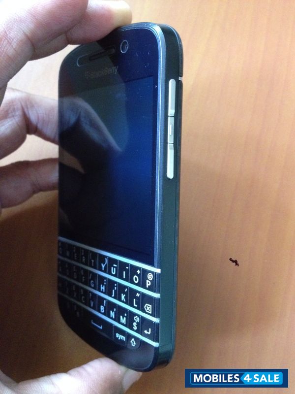 Black BlackBerry Q10