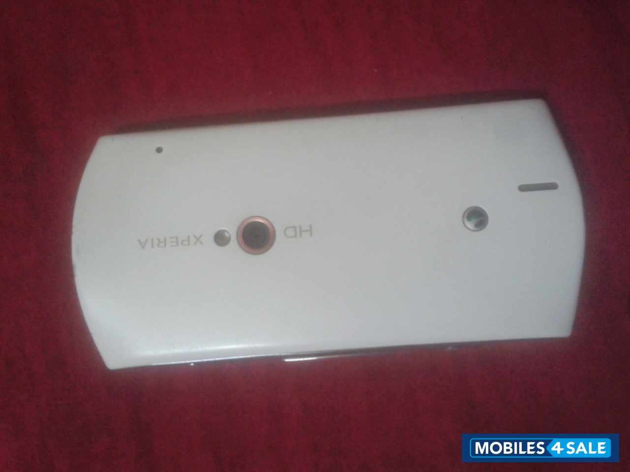 White Sony Ericsson Xperia neo V