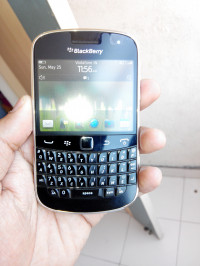 Black BlackBerry Bold 9900