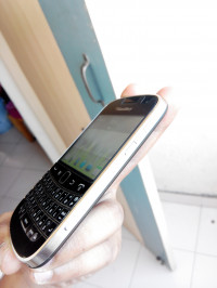 Black BlackBerry Bold 9900