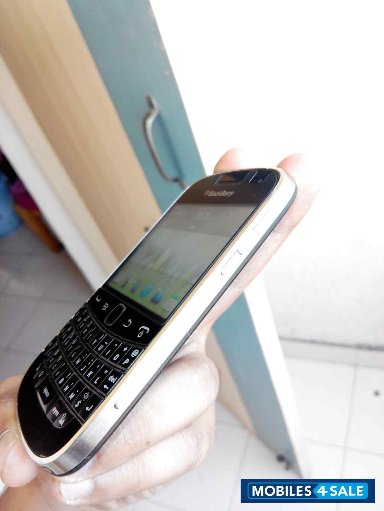 Black BlackBerry Bold 9900