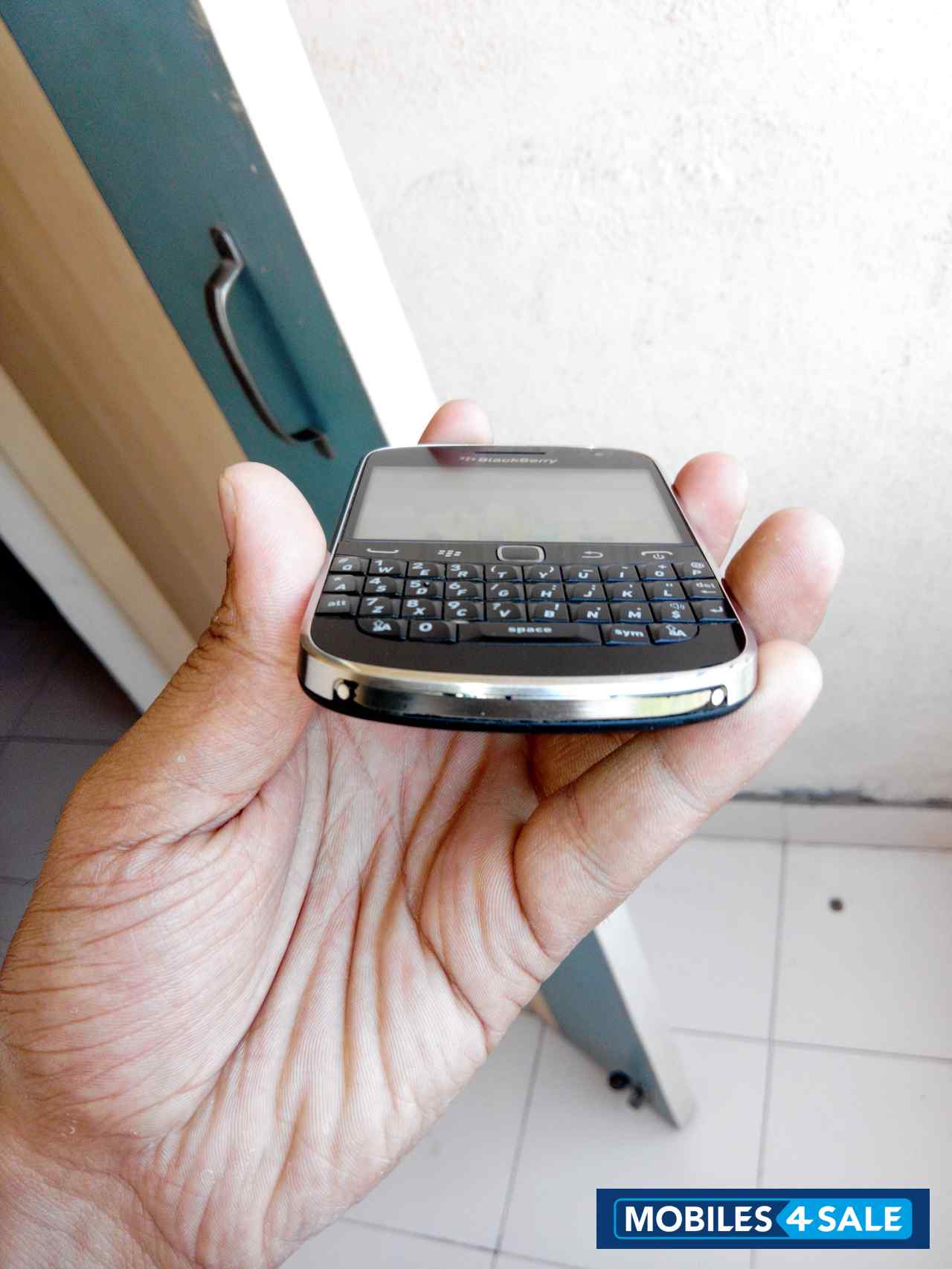 Black BlackBerry Bold 9900