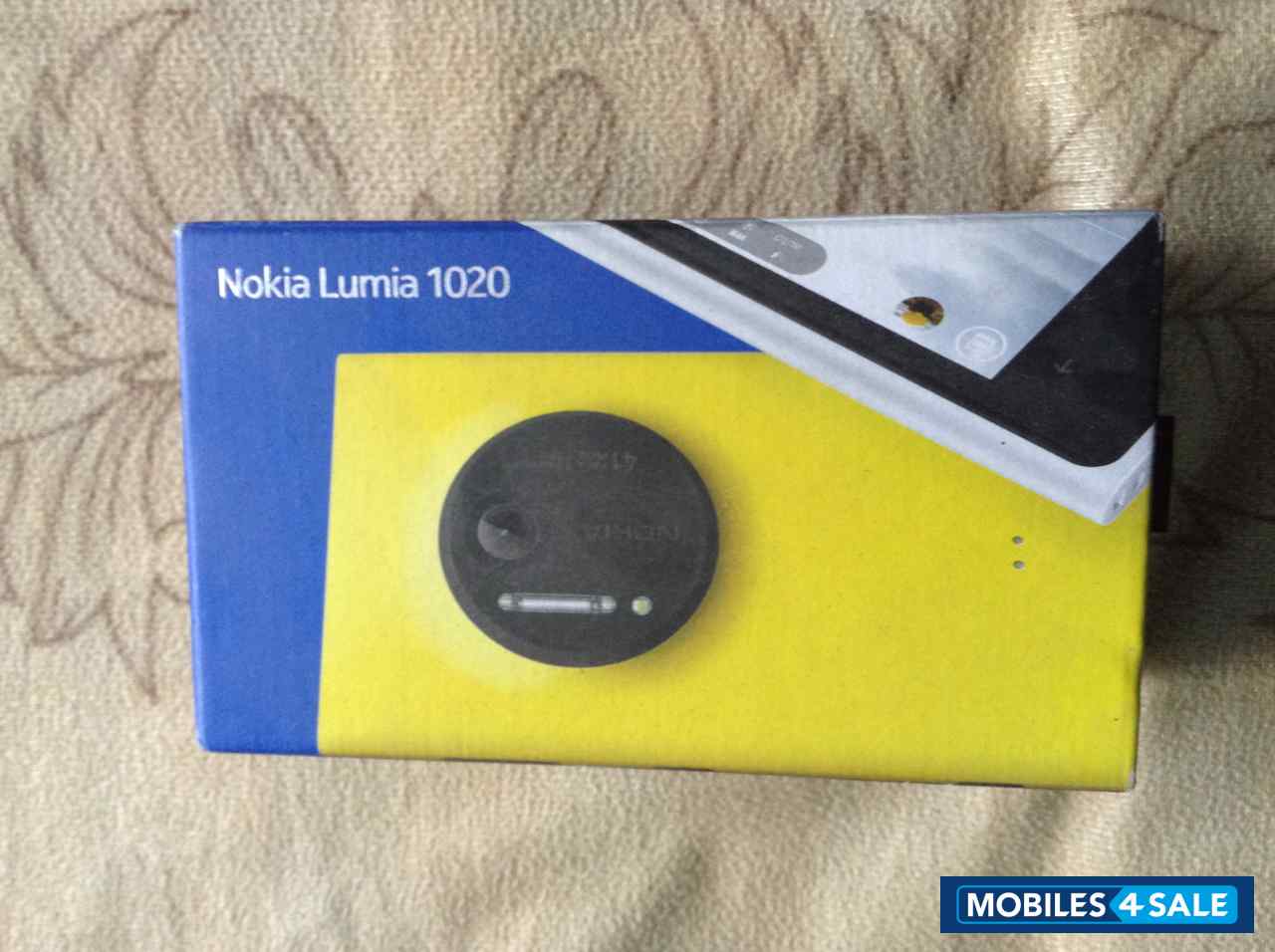 Black Nokia Lumia 1020