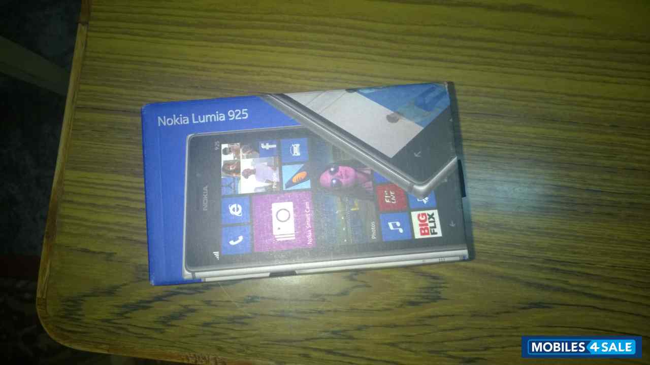 Black Nokia Lumia 925