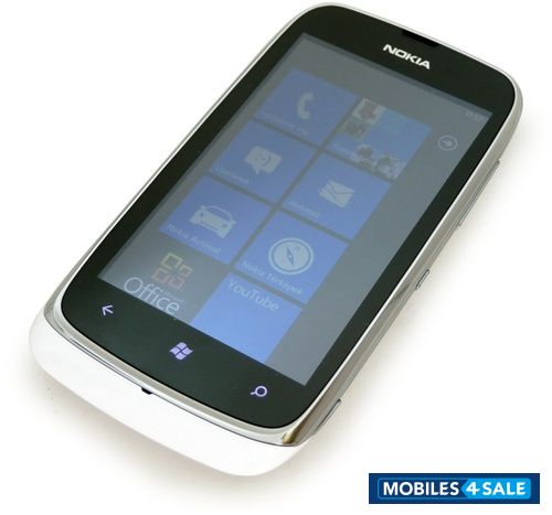 White Nokia Lumia 610