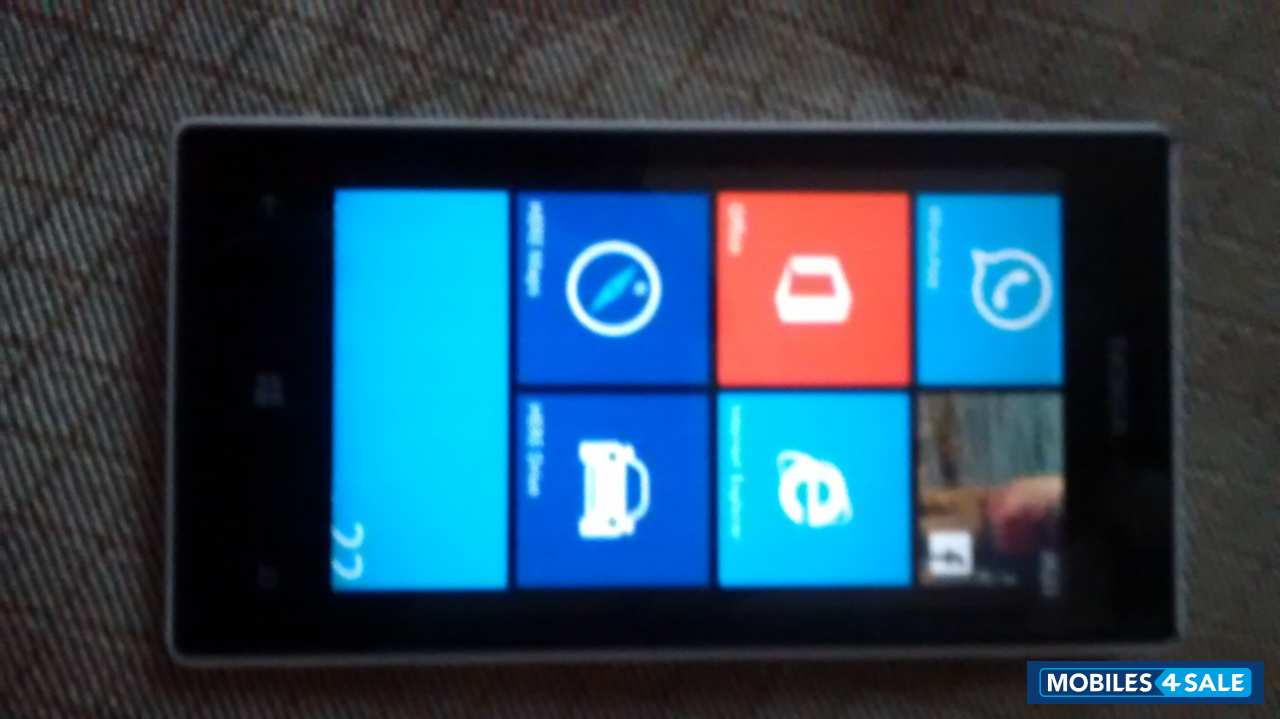 White Nokia Lumia 520