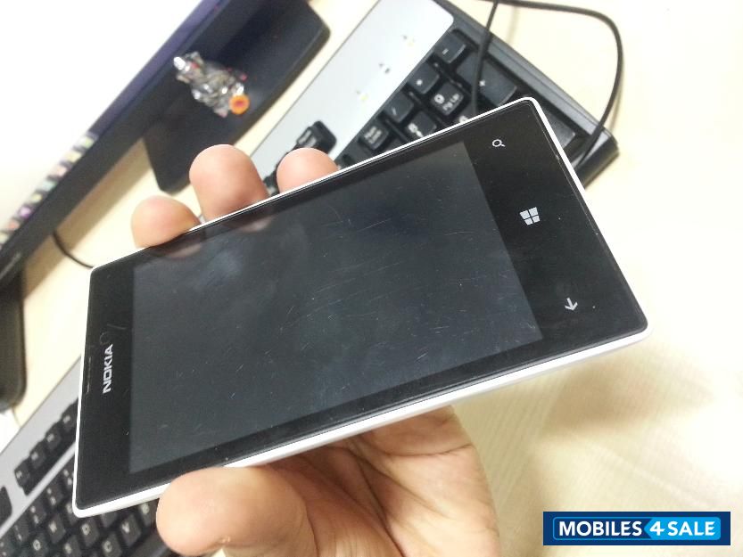 White Nokia Lumia 525