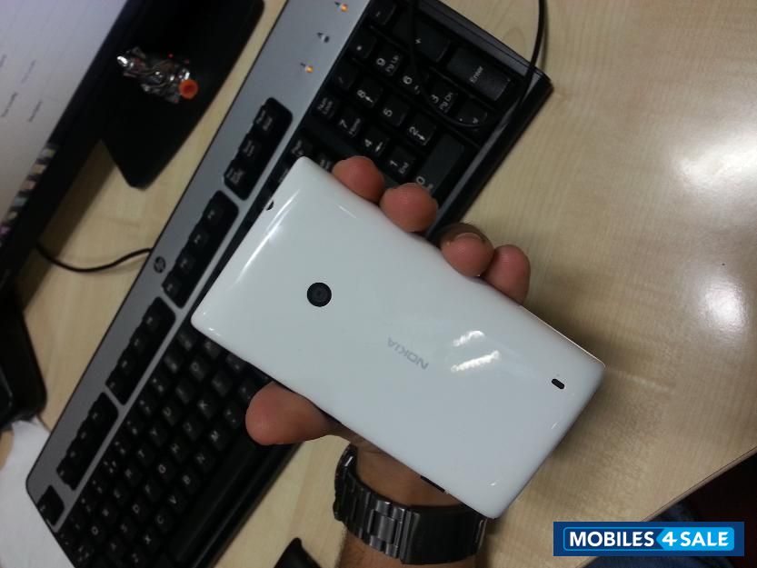 White Nokia Lumia 525