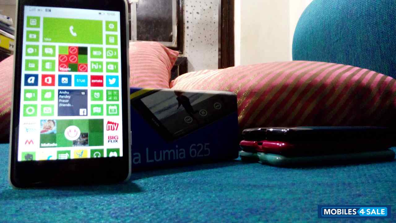 White Nokia Lumia 625