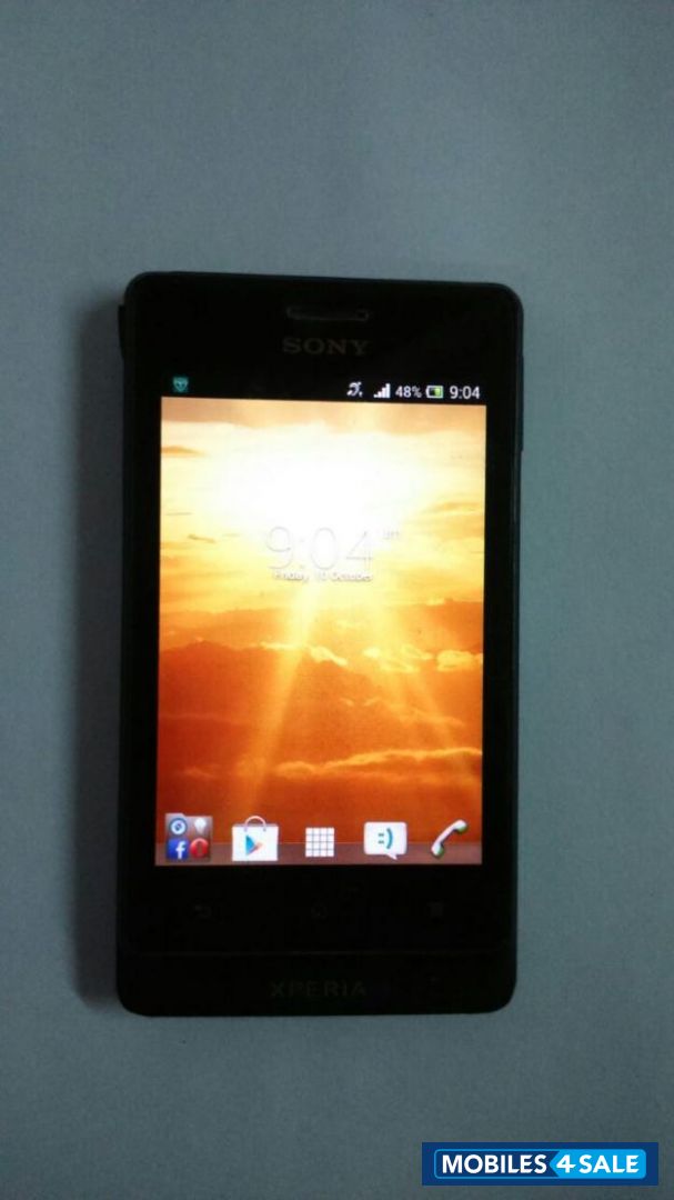 Black Sony Xperia go