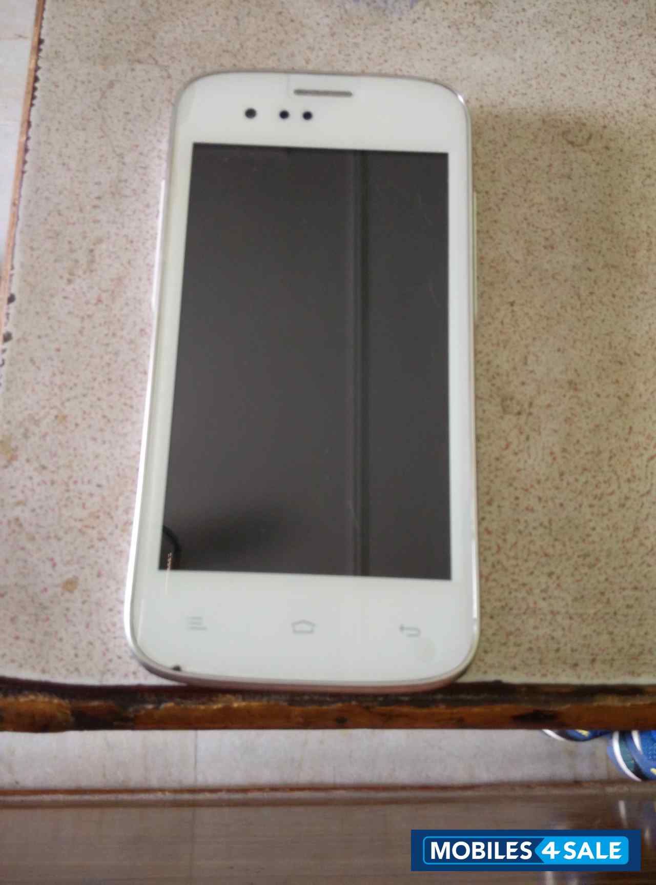 White Gionee Pioneer P2