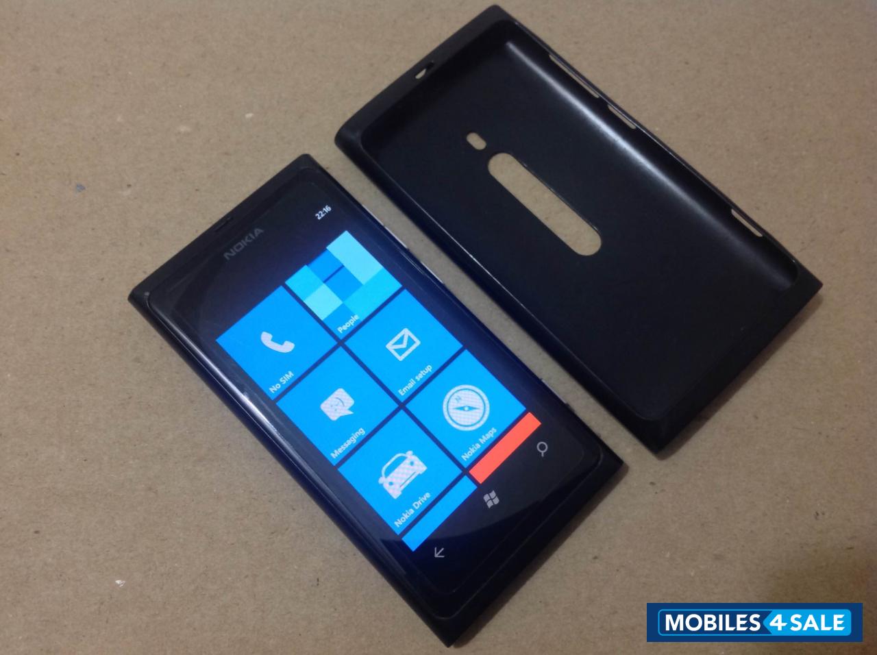 Black Nokia Lumia 800