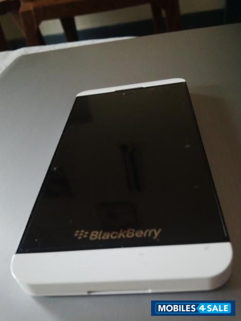 White BlackBerry Z10