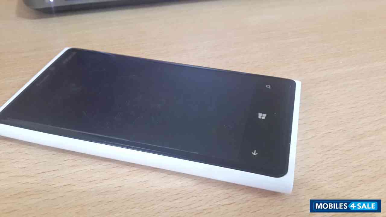 White Nokia Lumia 920