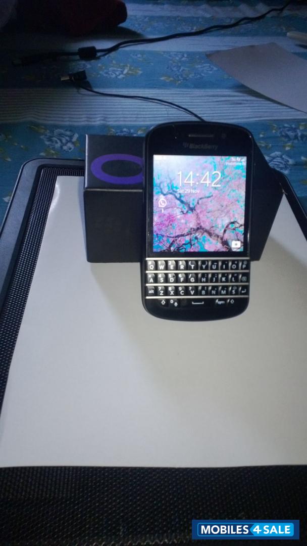 Black BlackBerry Q10