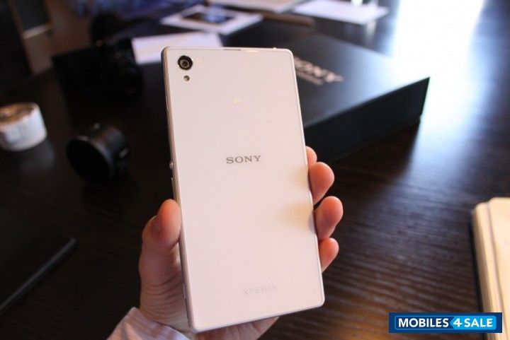 White Sony Xperia Z1