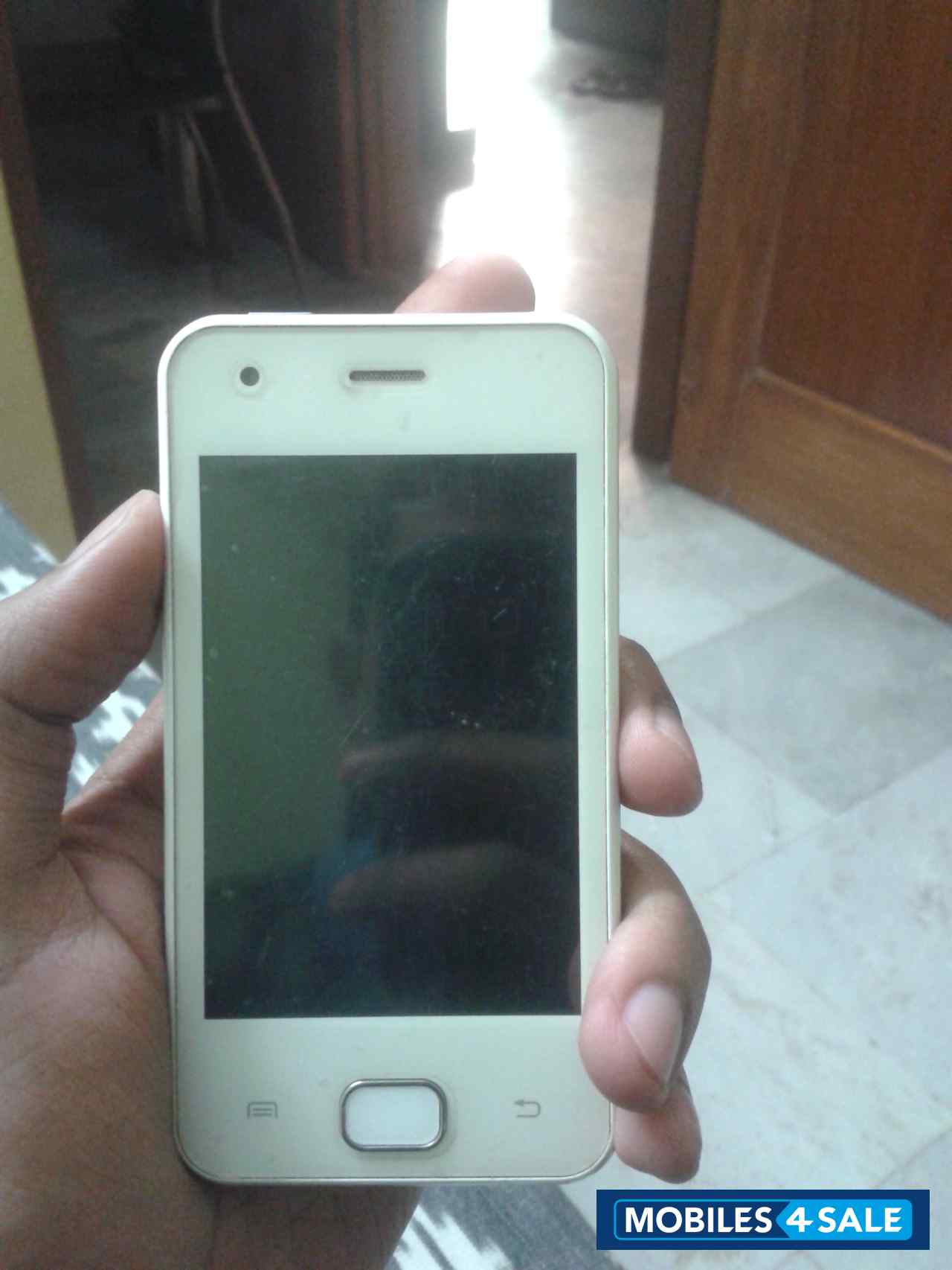 White Karbonn A50