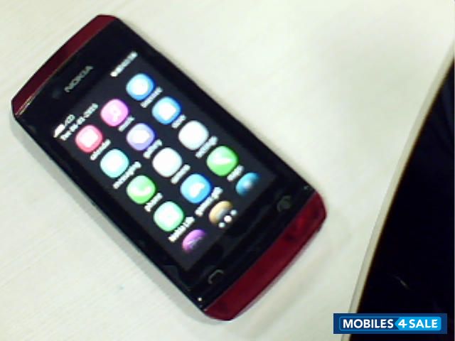 Red Nokia Asha 305