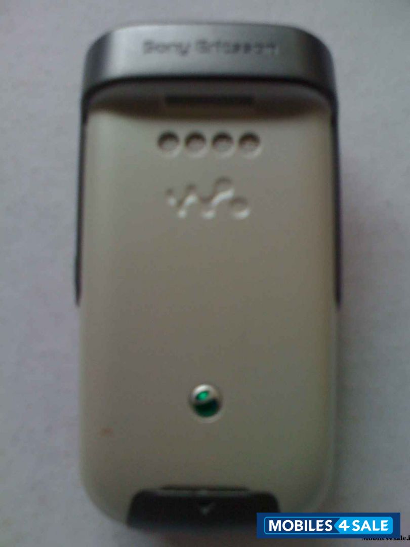 White Sony Ericsson W710