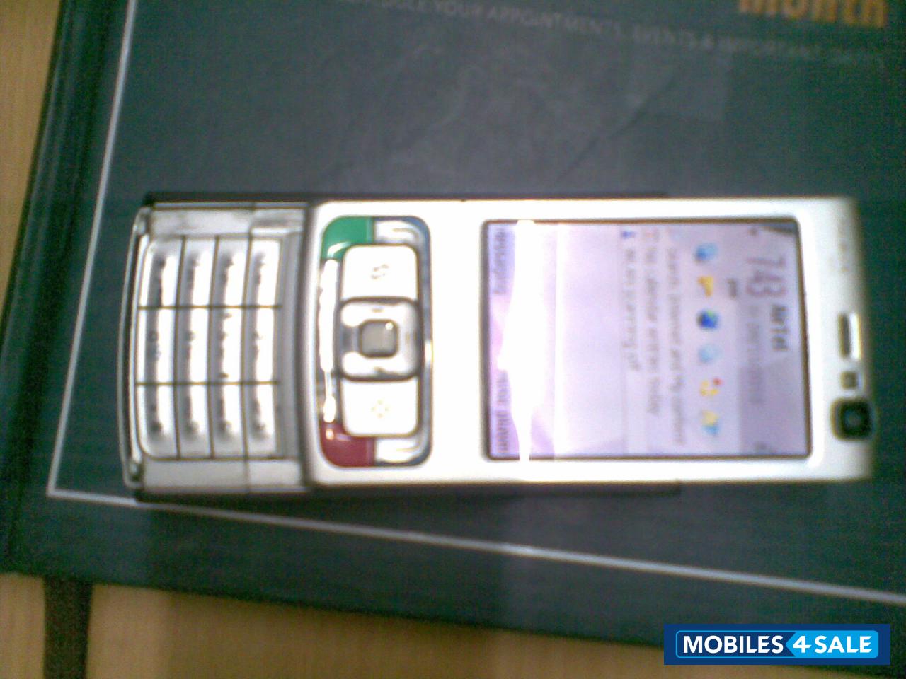 Silver-brown Nokia N95